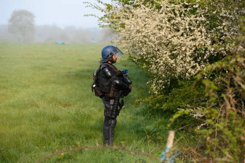 Mais que fait la police ? (au cinquième jour de l' opération d' évacuation de la ZAD de Notre Dame des Landes, le 13 avril 2018)