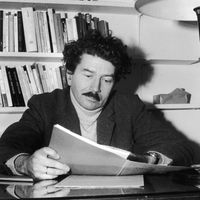 Alain Robbe-Grillet considéré avec Nathalie Sarraute comme le chef de file du "Nouveau Roman", à son bureau aux Editions De Minuit en 1969.