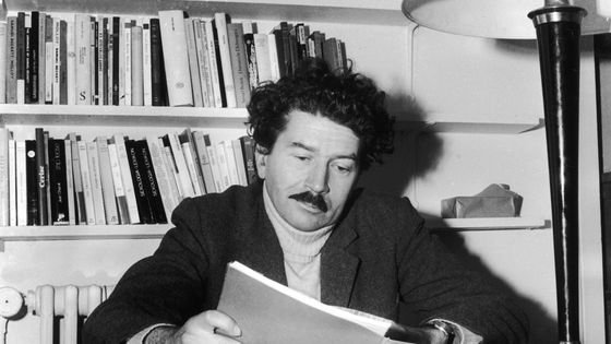 Alain Robbe-Grillet considéré avec Nathalie Sarraute comme le chef de file du "Nouveau Roman", à son bureau aux Editions De Minuit en 1969. ©Getty - Keystone-France / Gamma-Keystone