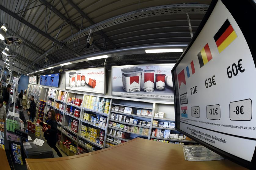 Vente de cigarettes dans une station service de Berchem, au Luxembourg. Ouverte nuit et jour, 7 jours sur 7, cette station est l'une des plus lucratives d'Europe (plus de 1 million de voitures/an !)