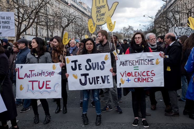 Des manifestants lors de la marche blanche en mémoire de Mireille Knoll le 28 mars