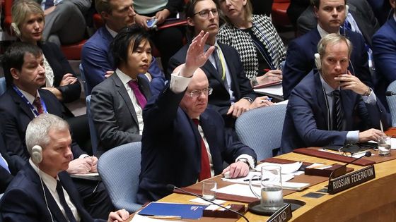 Vasily Nebenzya, ambassadeur de la Fédération de Russie à l'ONU, vote le 14 avril 2018 la résolution qui condamne les Etats-Unis, la France et le Royaume-Uni pour les tirs de missiles sur la Syrie ©AFP - Mohammed Elshamy / ANADOLU AGENCY