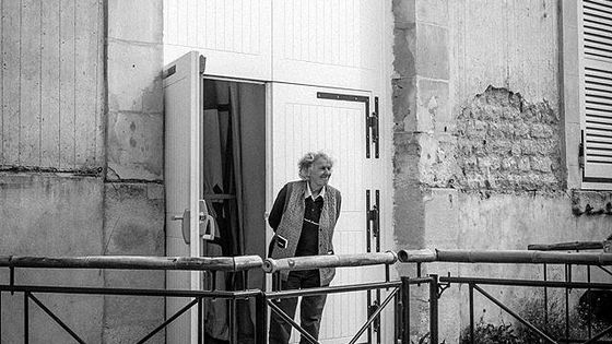 Ariane Mnouchkine accueille les spectateurs à la Cartoucherie de Vincennes ©Radio France - Vincent Josse