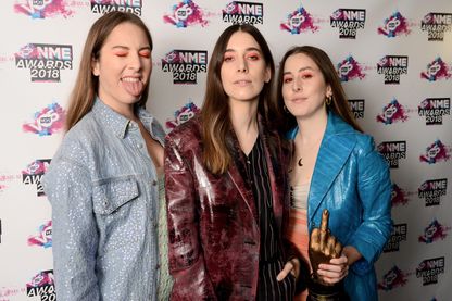 Haim, Danielle Sari Haim, Este Arielle Haim et Alana Mychal Haim avec leur prix du meilleur groupe international pendant les VO5 NME Awards à la Brixton Academy le 14 février 2018 à Londres. Haim, Danielle Sari Haim, Este Arielle Haim et Alana Mychal Haim avec leur prix du meilleur groupe international pendant les VO5 NME Awards à la Brixton Academy le 14 février 2018 à Londres.