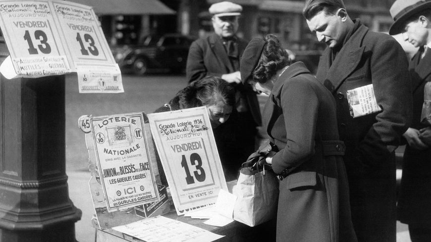 Vendredi 13 mars 1936 : les marchands de billets de la Loterie Nationale font d'excellentes affaires, à Paris.