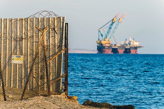 Baie de Larnaca, Chypre, 27 octobre 2017. Plateforme de gréement pétrolier et gazier. Photo accompagnant l'article de Joe Macaron, "Montée des tensions autour du gaz en Méditerranée", Orient XXI, 5 mars 2018