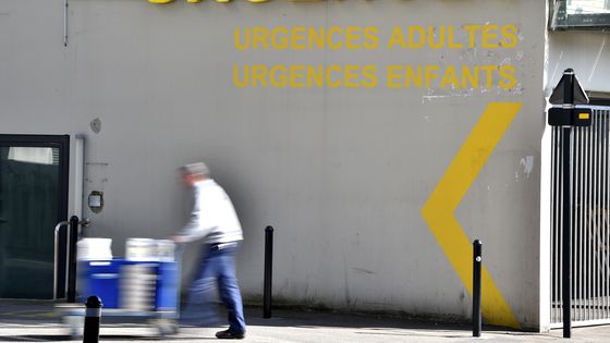 Philippe Halimi dénonce le "comportement autoritaire des directions hospitalières qui méprisent et humilient le personnel" ©AFP - LOIC VENANCE