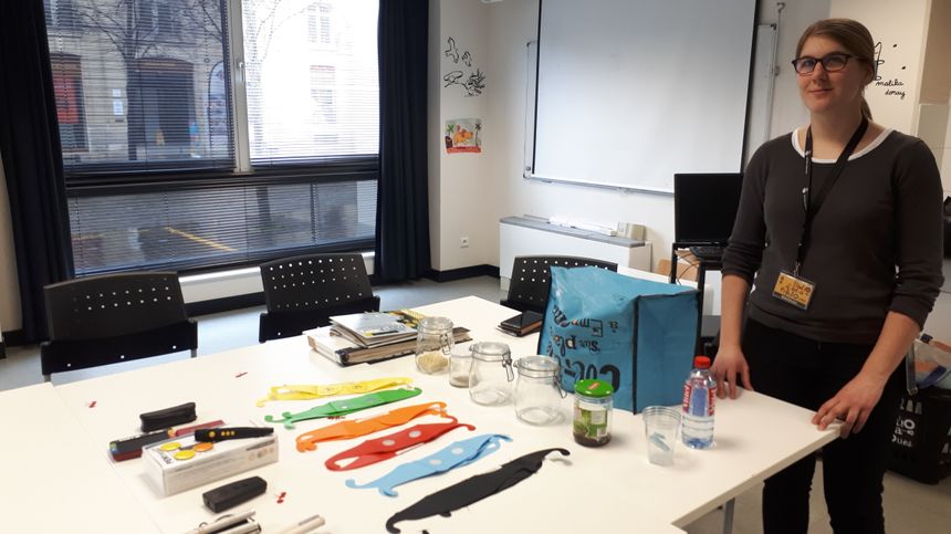 Aurore Soyer, malvoyante, a tenu à organiser ces ateliers d'immersion pour sensibiliser le public aux difficultés rencontrées par les déficients visuels.