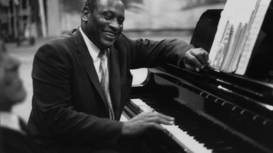 22 juillet 1959, le chanteur américain et activiste politique pour les droits civils Paul Robeson répète en toute décontraction à son piano.