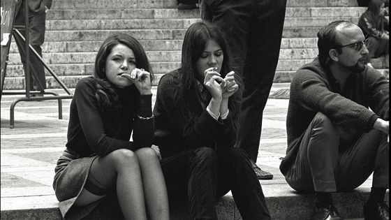 Deux étudiantes devant la Sorbonne le 13 ami 1968 ©AFP - Leemage