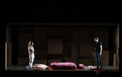 Polly Peachum (Kate Batter), Macheath (Benjamin Purkiss) et Lucy Lockit (Olivia Brereton)