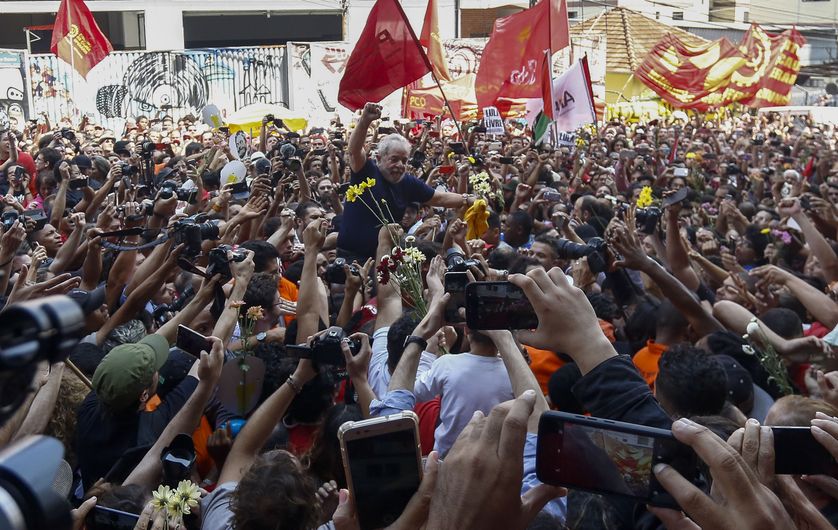 L'ancien président brésilien Luiz Inacio Lula da Silva reste très populaire au Brésil malgré son inculpation pour corruption