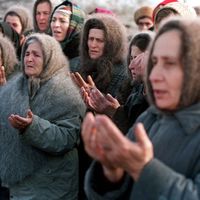 Femmes tchétchènes devant les troupes russes à Grozny, décembre 1994.