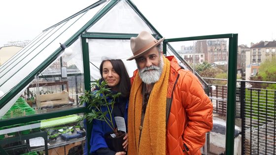 Cyril Aouizerate et Julie qui gère sa serre sur le toit de l’hôtel ©Radio France - Emmanuel Moreau