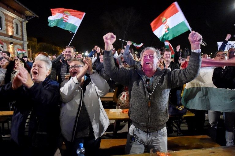 Des supporters du FIDESZ fêtent la victoire de Viktor Orban