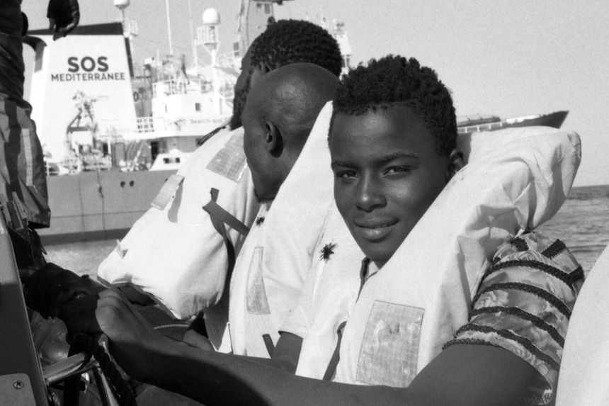 Des migrants attendant d'être secourus à bord de l'Aquarius par SOS Méditerranée et MSF au large de la Libye le 14 septembre 2017.