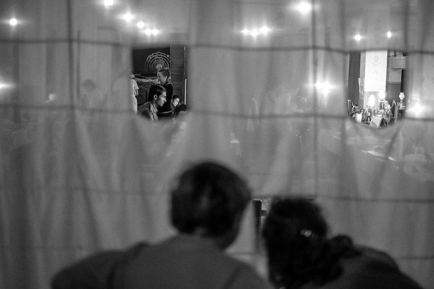 Préparation des comédiens dans leurs loges du théâtre du Soleil à la Cartoucherie de Vincennes