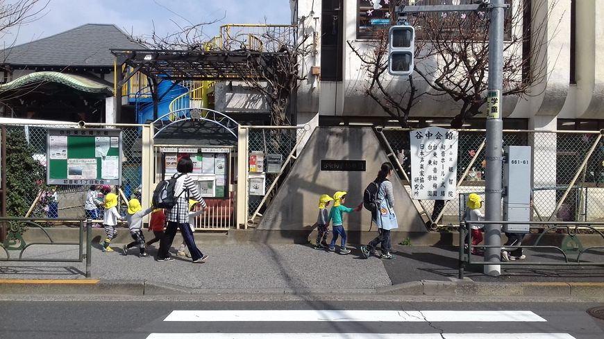 Devant une école maternelle. Au Japon, la baisse démographique rend le système éducatif un peu moins sélectif