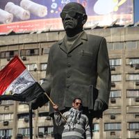 Contestataire devant le statue de Naguib Mahfouz au Caire, 2012