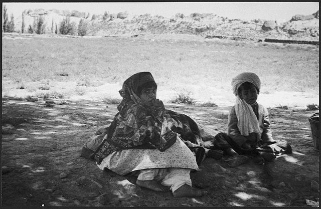 Afghanistan, Bala Murgab : enfants sous un arbre (1939-1940)