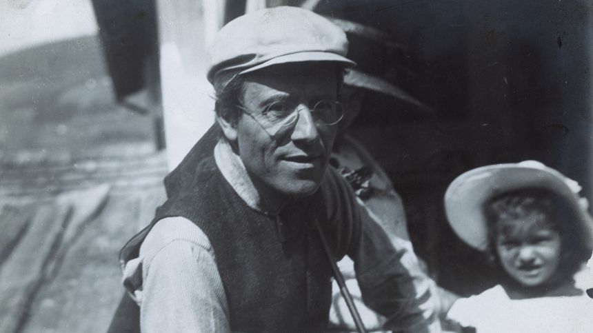 Le compositeur autrichien Gustav Mahler et sa fille à Vienne (vers 1907)