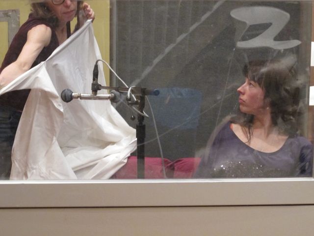 Sophie Bissantz, la bruiteuse, déchire un drap devant la comédienne Flore Babled.