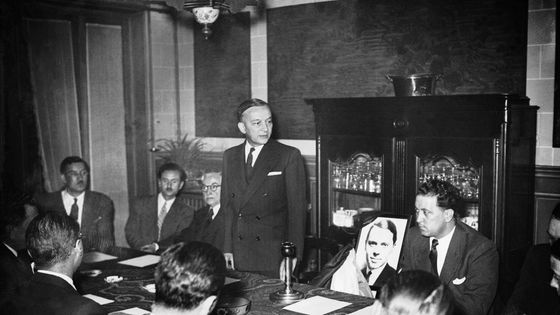 Georges Bidault (debout) prononçant un discours pour le quatrième anniversaire du CNR (Conseil national de la résistance) le 28 avril 1947 avec à sa gauche : Louis Saillant présentant une photo de Jean Moulin ©Getty - Keystone-France / Gamma-Keystone