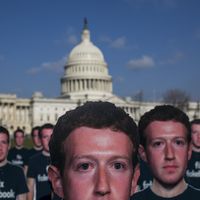 A l'initiative du groupe d'activistes Avaaz, une armée de 100 Mark Zuckerberg en carton a pris le contrôle de la pelouse du Capitole, juste avant l'audition au Sénat du cofondateur de Facebook