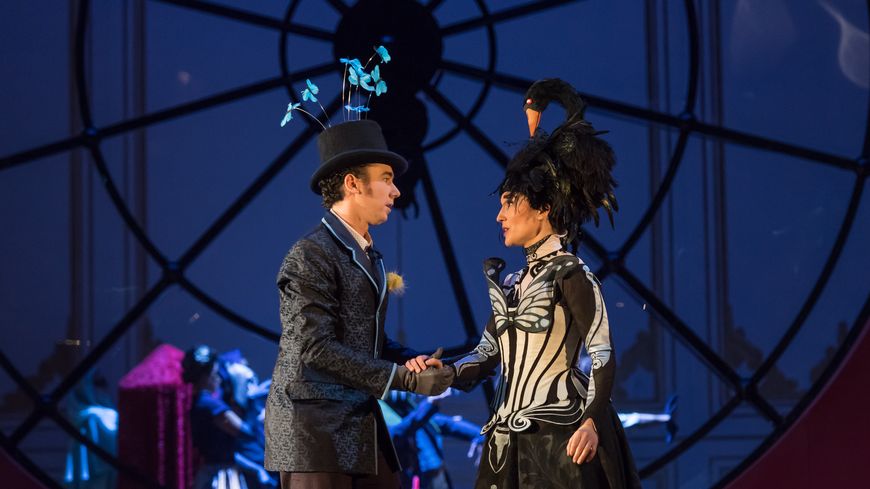 Horace de Massarena (Cyril Dubois) tombe sous le charme du Domino Noir (Anne-Catherine Gillet) pendant le bal