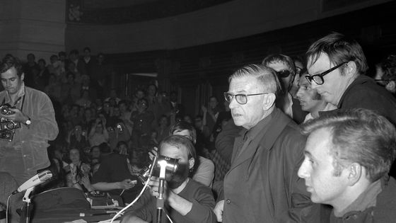Le philosophe et écrivain français Jean-Paul Sartre (d) s'adresse aux étudiants contestataires réunis dans le grand amphithéâtre de la Sorbonne le 21 mai 1968 ©AFP - GEORGES BENDRIHEM