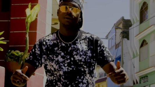 Ninho s'envole au soleil dans le clip du très latino "Un Poco"