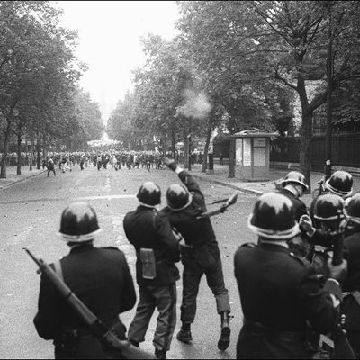 Des policiers, membres des CRS, lancent des grenades lacrymogènes sur des étudiants qui manifestent au Quartier Latin de Paris, le 17 juin 1968