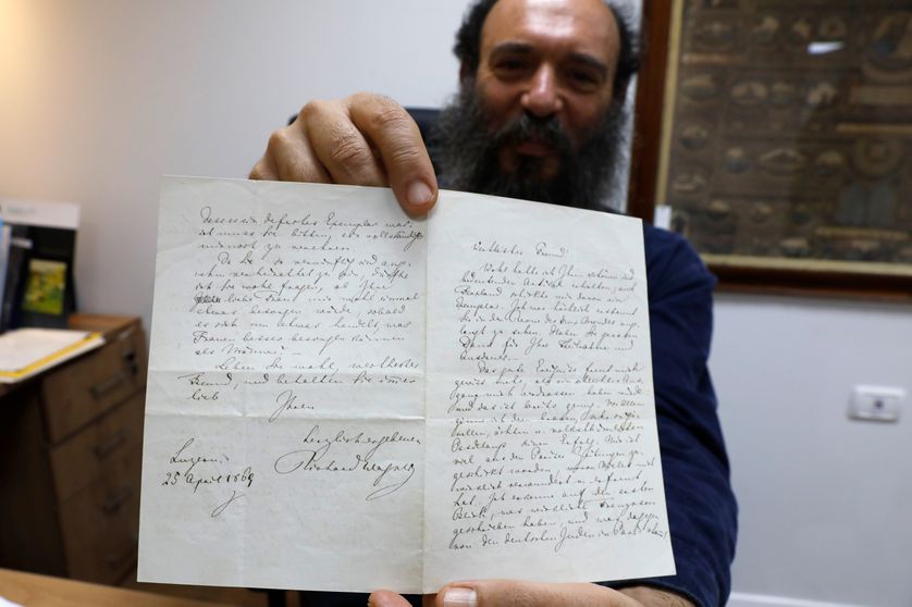 Meron Eren tient une lettre antisémite du compositeur Richard Wagner