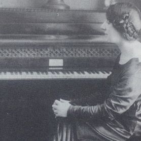 Wanda Landowska devant le piano de Chopin, volé et restitué après guerre. Photo tirée du livre "Sonderstab Musik" (image intégrale plus bas)