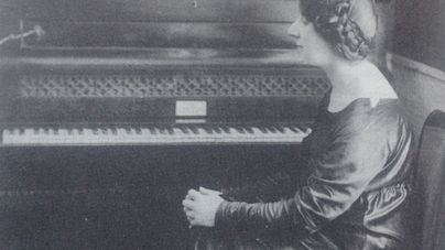Wanda Landowska devant le piano de Chopin, volé et restitué après guerre. Photo tirée du livre "Sonderstab Musik" (image intégrale plus bas) - Willem de Vries