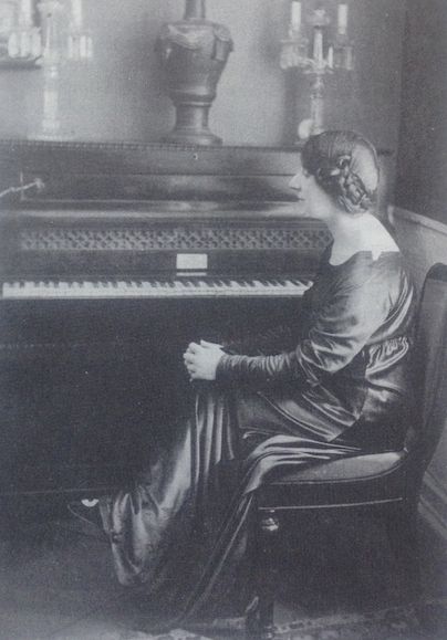 Wanda Landowska devant le piano de Chopin, volé et restitué après guerre. Photo tirée du livre "Sonderstab Musik"