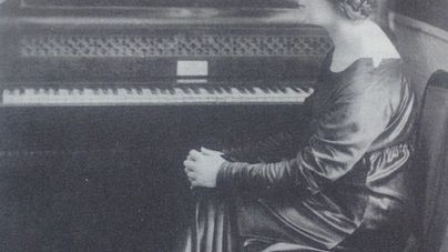 Wanda Landowska devant le piano de Chopin, volé et restitué après guerre. Photo tirée du livre "Sonderstab Musik"