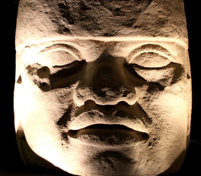 Reproduction d’une tête colossale, d’après un original datant de 900 - 400 av. J.-C. - Amérique précolombienne, Mexique, culture olmèque, ds l'exposition Hugo Pratt, lignes d'horizon à Lyon