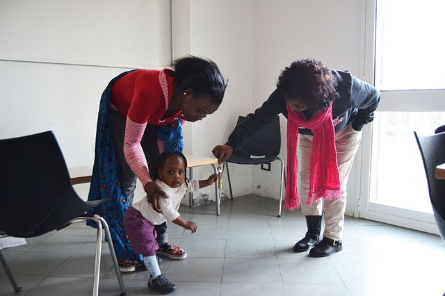 Mercy et sa maman Taiwo, dans la salle de soutien psychologique