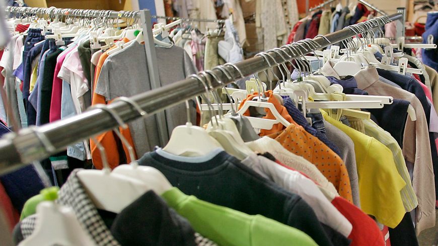 Les magasins de vêtements pourraient être bientôt obligés de faire reprendre leurs invendus par des associations