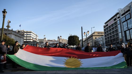 Drapeau kurde déployé devant l'ambassade de Turquie en 2008 à Afrin ©Getty - SOPA Images
