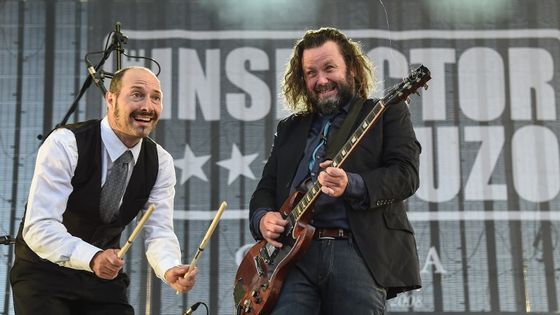 Les membres du groupe "The Inspector Cluzo" : Mathieu Jourdain et Laurent Lacrouts lors d'un concert ©AFP - Sébastien Bozon
