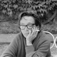 Portrait de Marguerite DURAS, avec cigarette, lors du tournage de son film "Détruire, dit-elle" (tiré de son roman) dans le parc du château de Mesnil-sur-Opton à Boutigny-Prouais (Eure-et-Loir).