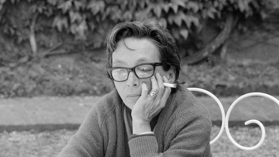 Portrait de Marguerite DURAS, avec cigarette, lors du tournage de son film "Détruire, dit-elle" (tiré de son roman) dans le parc du château de Mesnil-sur-Opton à Boutigny-Prouais (Eure-et-Loir). ©AFP - MICHEL LIORET / INA