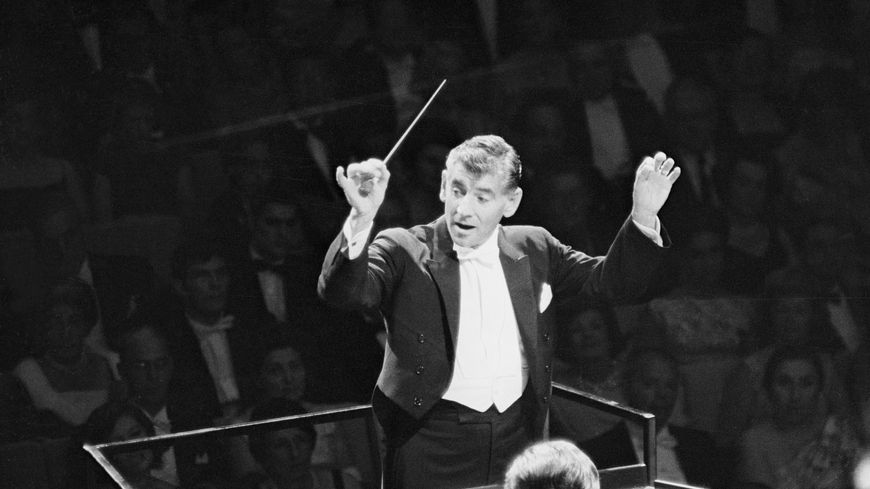 Leonard Bernstein dirigeant à l'inauguration du Philharmonic Hall du Lincoln Center