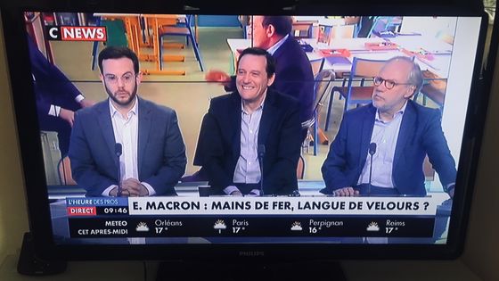 Samuel Gontier face au poste de télé ©Radio France - Giv Anquetil