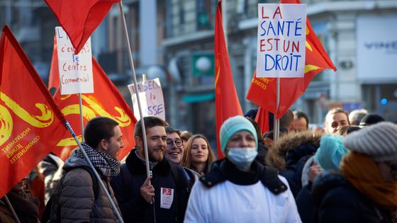 Pauline Salingue rappelle qu'une grève de 15 jours a été lancée pour demander le remplacement des arrêts maladie afin de ne pas nuire à la qualité des soins. (Illustration) ©AFP - Alain Pitton / NurPhoto