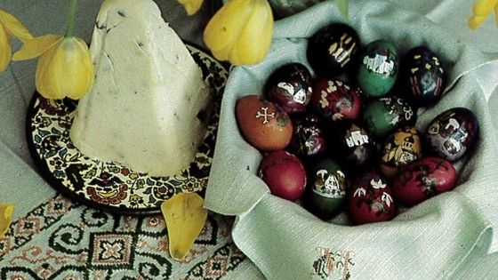 La Paskha crue et oeufs décoratifs peints pour fêter la Pâques orthodoxe - Macha Méril