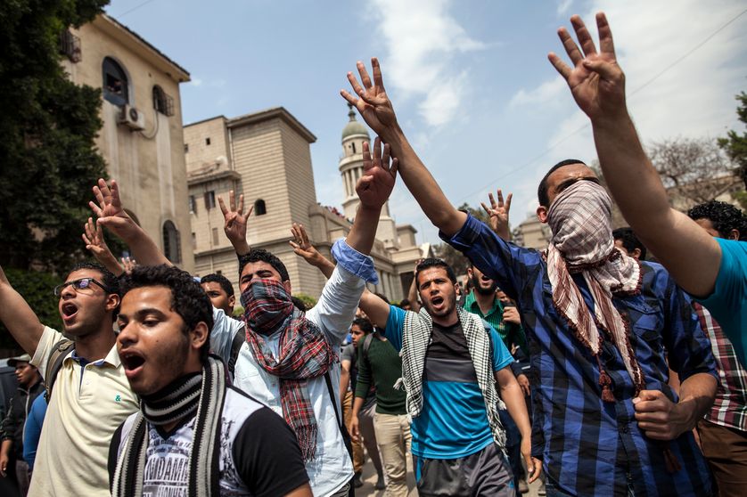 Des partisans du président égyptien évincé en juillet 2013 Mohammed Morsi, appartenant aux Frères musulmans, font le signe Rabaa (quatre en arabe) de ralliement des Frères
