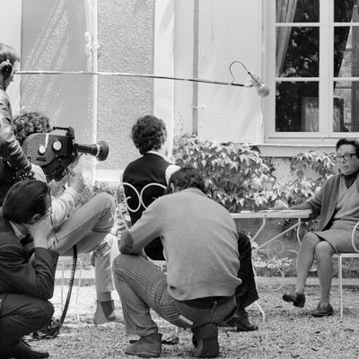 Marguerite Duras pendant le tournage de l'émission "Banc d'essai : Marguerite Duras